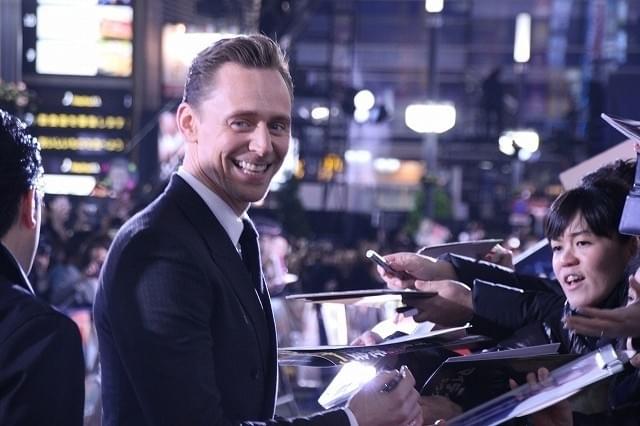 トム・ヒドルストン＆ブリー・ラーソン、GACKTオススメのゴールデン街に興味津々