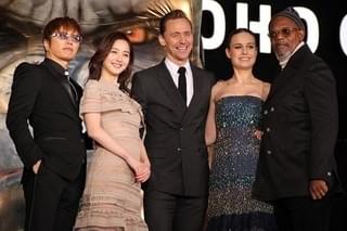 トム・ヒドルストン＆ブリー・ラーソン、GACKTオススメのゴールデン街に興味津々