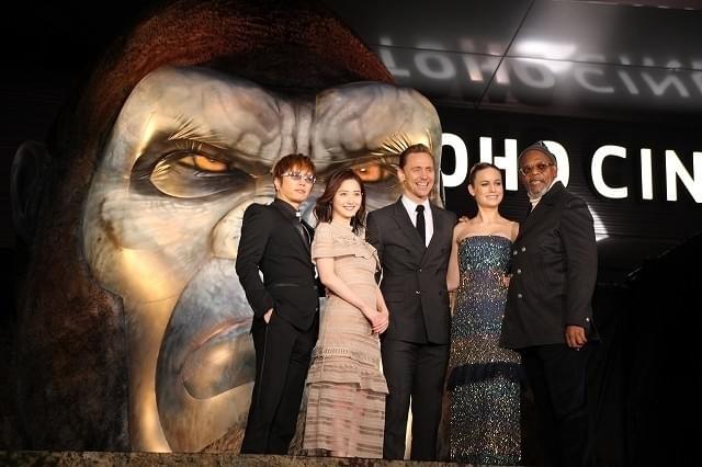 トム・ヒドルストン＆ブリー・ラーソン、GACKTオススメのゴールデン街に興味津々