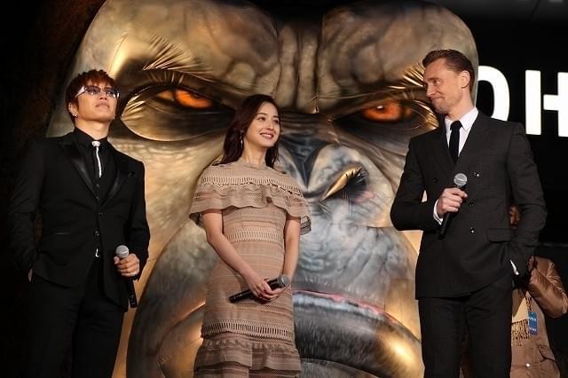 トム・ヒドルストン＆ブリー・ラーソン、GACKTオススメのゴールデン街に興味津々