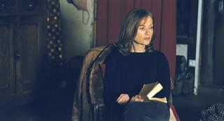 大女優なのにかわいい！ イザベル・ユペールのお洒落で知的なフレンチファッション