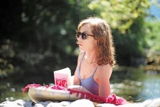 大女優なのにかわいい！ イザベル・ユペールのお洒落で知的なフレンチファッション