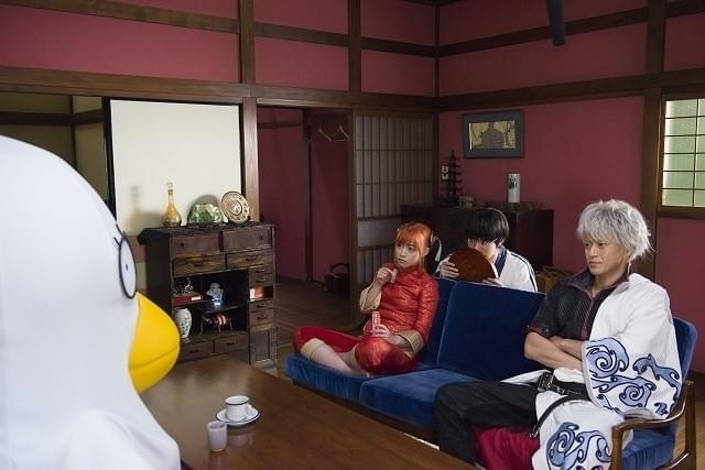 エリザベスとの撮影に臨むキャスト陣