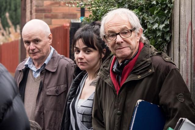 （右から）ケン・ローチ監督、ヘイリー・スクワイアーズ、デイブ・ジョーンズ