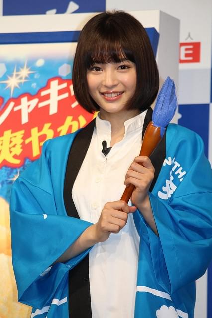 極太筆で書道パフォーマンスを行った広瀬すず