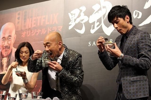 竹中直人、“カレー風”誕生日ケーキに大はしゃぎ！「なんて幸せな瞬間なんだろう」