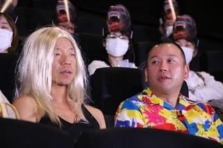 “暴走キングコング”も形無し？真壁刀義、4DXの臨場感におびえてガッツ石松に抱きつく