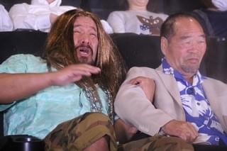 “暴走キングコング”も形無し？真壁刀義、4DXの臨場感におびえてガッツ石松に抱きつく