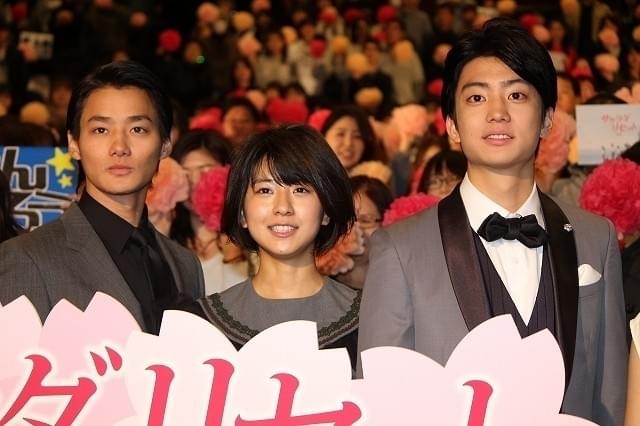 舞台挨拶に立った（左から） 野村周平、黒島結菜、健太郎