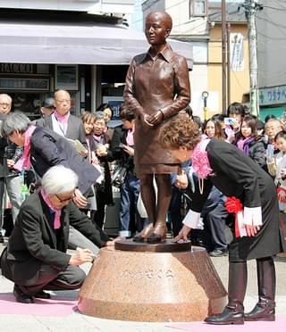 18年ぶりの兄妹“再会”倍賞千恵子、“分身”さくら像完成に感激「お兄ちゃん、もう寂しくないよ」