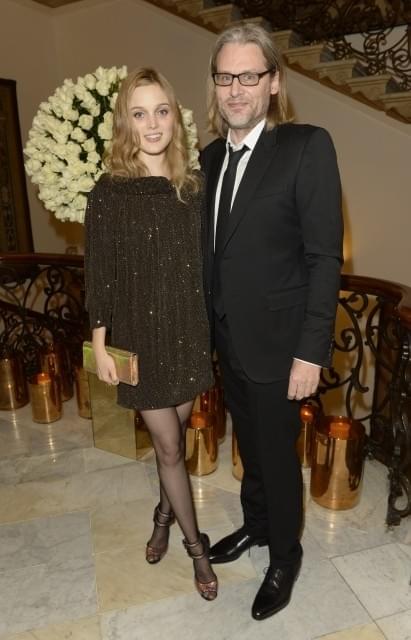 「ネオン・デーモン」ベラ・ヒースコート、20歳年上の映画監督と婚約