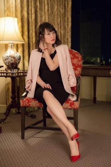 真っ赤なハイヒール×美脚が眩しい！