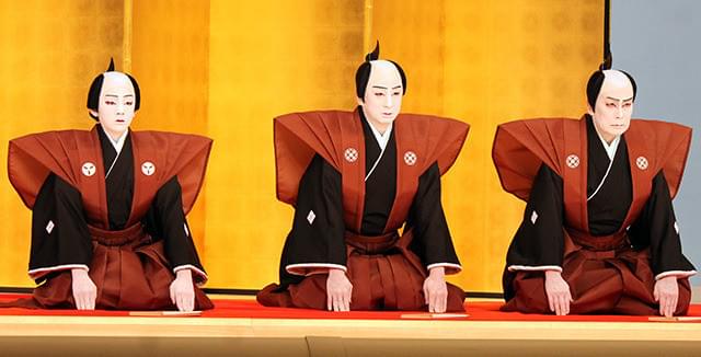 口上の写真撮影を行った高麗屋親子三代