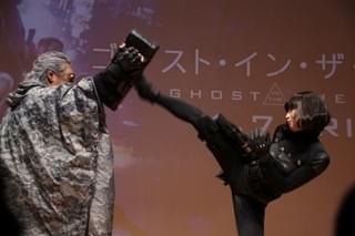 「ゴースト・イン・ザ・シェル」スカヨハ衣装の武田梨奈、“バトー”長州力にハイキック！