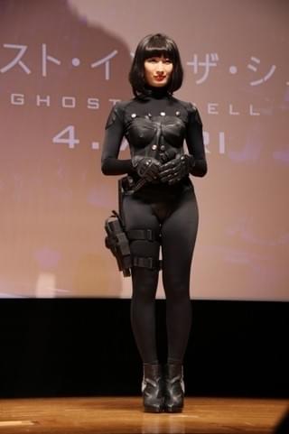 「ゴースト・イン・ザ・シェル」スカヨハ衣装の武田梨奈、“バトー”長州力にハイキック！