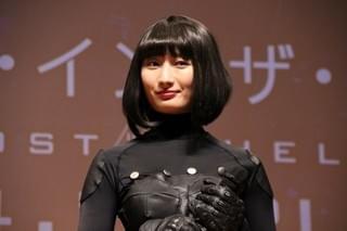 「ゴースト・イン・ザ・シェル」スカヨハ衣装の武田梨奈、“バトー”長州力にハイキック！