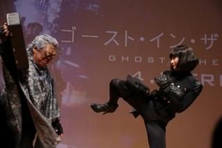 「ゴースト・イン・ザ・シェル」スカヨハ衣装の武田梨奈、“バトー”長州力にハイキック！