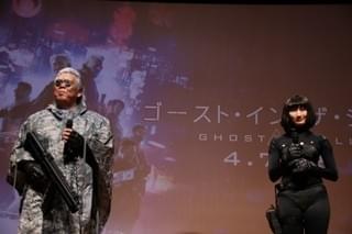 「ゴースト・イン・ザ・シェル」スカヨハ衣装の武田梨奈、“バトー”長州力にハイキック！