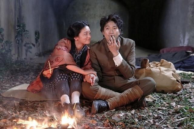 「いつまた、君と 何日君再来」の一場面