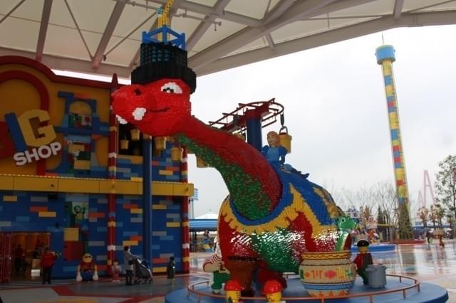 エントランスで首長竜が「ようこそ！」