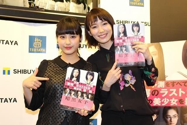 チラシを来店者に手渡し