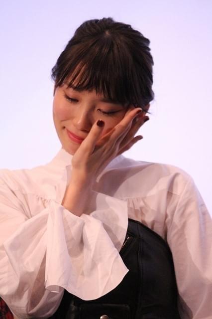 飯豊まりえ、「暗黒女子」公開初日を迎え安どの涙！