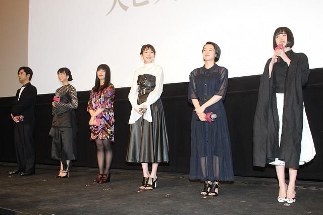 飯豊まりえ、「暗黒女子」公開初日を迎え安どの涙！