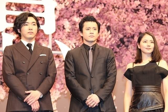 舞台挨拶を盛り上げた(左から) 柄本佑、小栗旬、長澤まさみ