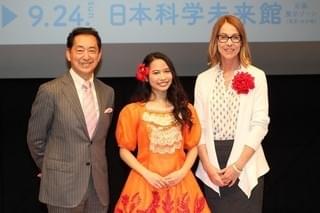 「モアナ」屋比久知奈、ディズニー・アート展オープンを歌唱で祝福