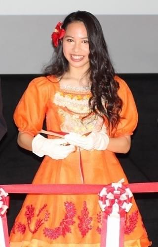 「モアナ」屋比久知奈、ディズニー・アート展オープンを歌唱で祝福