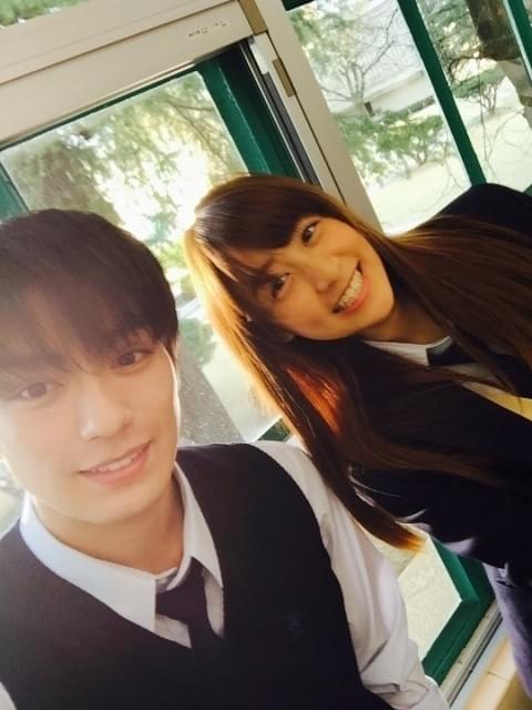 山本美月＆永野芽郁がキス寸前！スマホで撮影「ピーチガール」オフショット披露