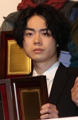 菅田将暉、初の主演男優賞獲得に喜び「学生服を着て賞を取れて嬉しい」