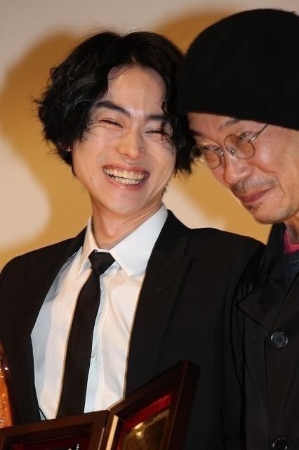 菅田将暉、初の主演男優賞獲得に喜び「学生服を着て賞を取れて嬉しい」