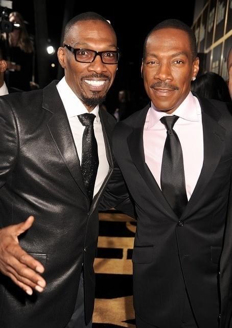 エディ・マーフィ(右)と兄チャーリーさん