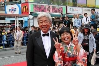 土屋太鳳＆片寄涼太の爽やか笑顔に沖縄・国際通りが熱狂