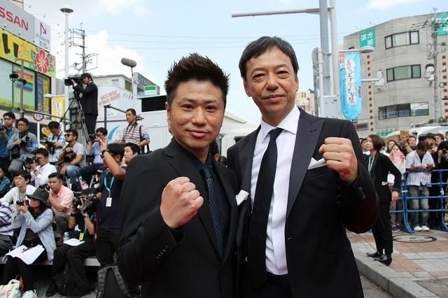 土屋太鳳＆片寄涼太の爽やか笑顔に沖縄・国際通りが熱狂