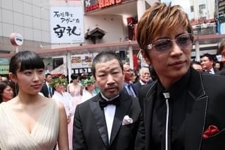 土屋太鳳＆片寄涼太の爽やか笑顔に沖縄・国際通りが熱狂