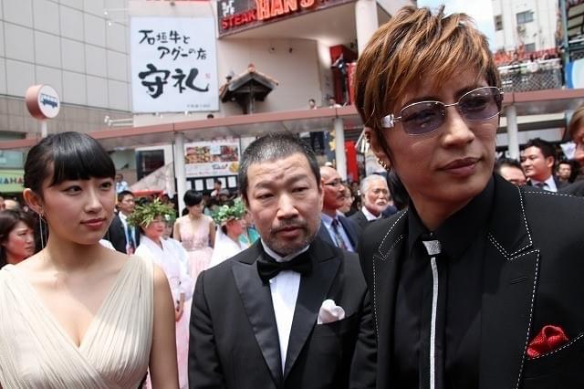 土屋太鳳＆片寄涼太の爽やか笑顔に沖縄・国際通りが熱狂