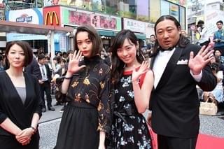 土屋太鳳＆片寄涼太の爽やか笑顔に沖縄・国際通りが熱狂