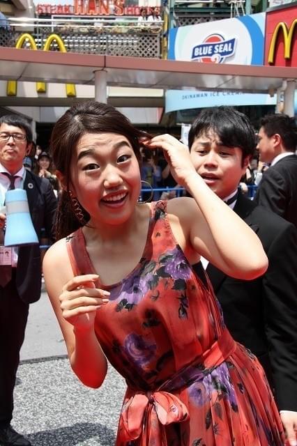 土屋太鳳＆片寄涼太の爽やか笑顔に沖縄・国際通りが熱狂