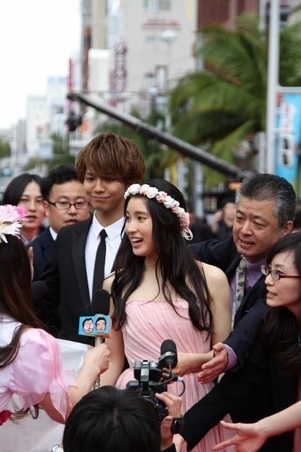 土屋太鳳＆片寄涼太の爽やか笑顔に沖縄・国際通りが熱狂