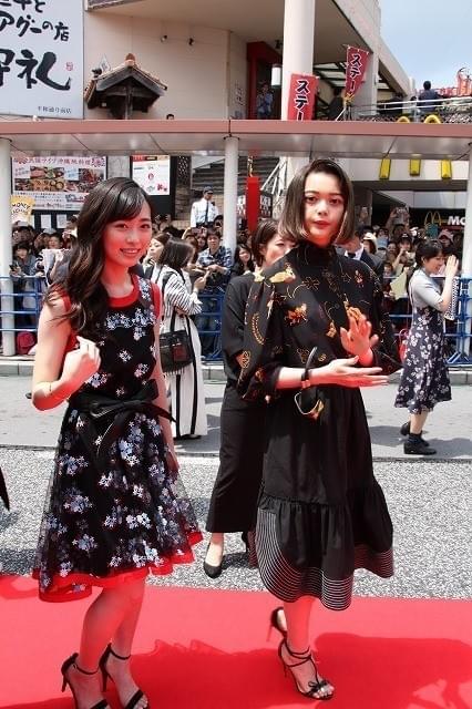 土屋太鳳＆片寄涼太の爽やか笑顔に沖縄・国際通りが熱狂