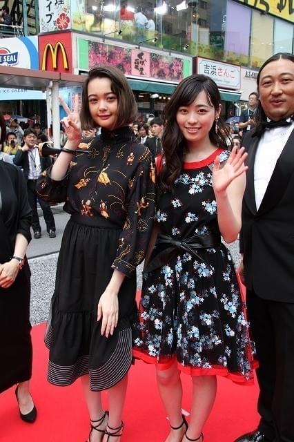 土屋太鳳＆片寄涼太の爽やか笑顔に沖縄・国際通りが熱狂