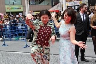 土屋太鳳＆片寄涼太の爽やか笑顔に沖縄・国際通りが熱狂