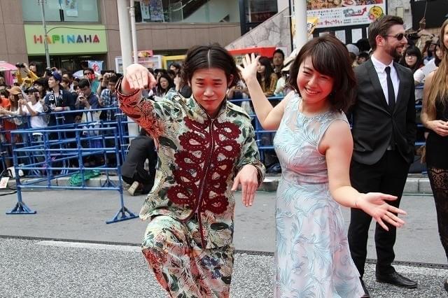 土屋太鳳＆片寄涼太の爽やか笑顔に沖縄・国際通りが熱狂