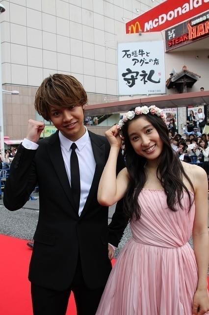 土屋太鳳＆片寄涼太の爽やか笑顔に沖縄・国際通りが熱狂