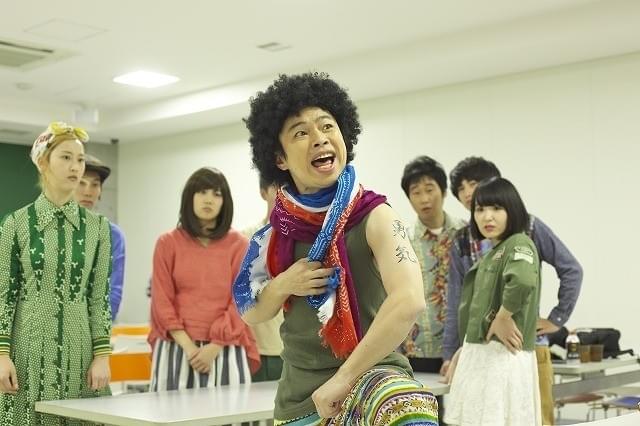 浜野謙太がアフロヘアの超個性的キャラに！「笑う招き猫」場面写真を独占入手