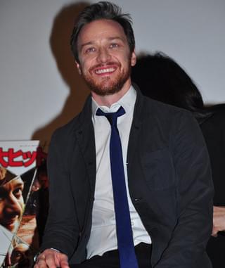 ジェームズ・マカボイ、38歳の誕生日を歌舞伎町のロボットレストランで過ごす