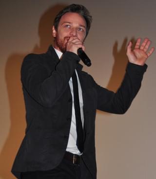 ジェームズ・マカボイ、38歳の誕生日を歌舞伎町のロボットレストランで過ごす