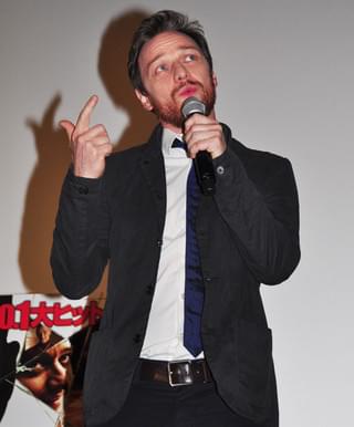 ジェームズ・マカボイ、38歳の誕生日を歌舞伎町のロボットレストランで過ごす